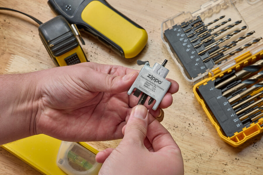 bit safe schraubendreher mit gehäuse aus gebürstetem chrom