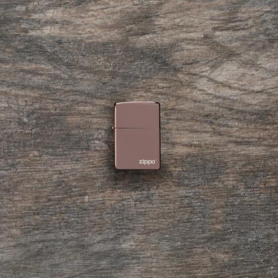 klassisches hochglanzpoliertes zippo-logo in roségold