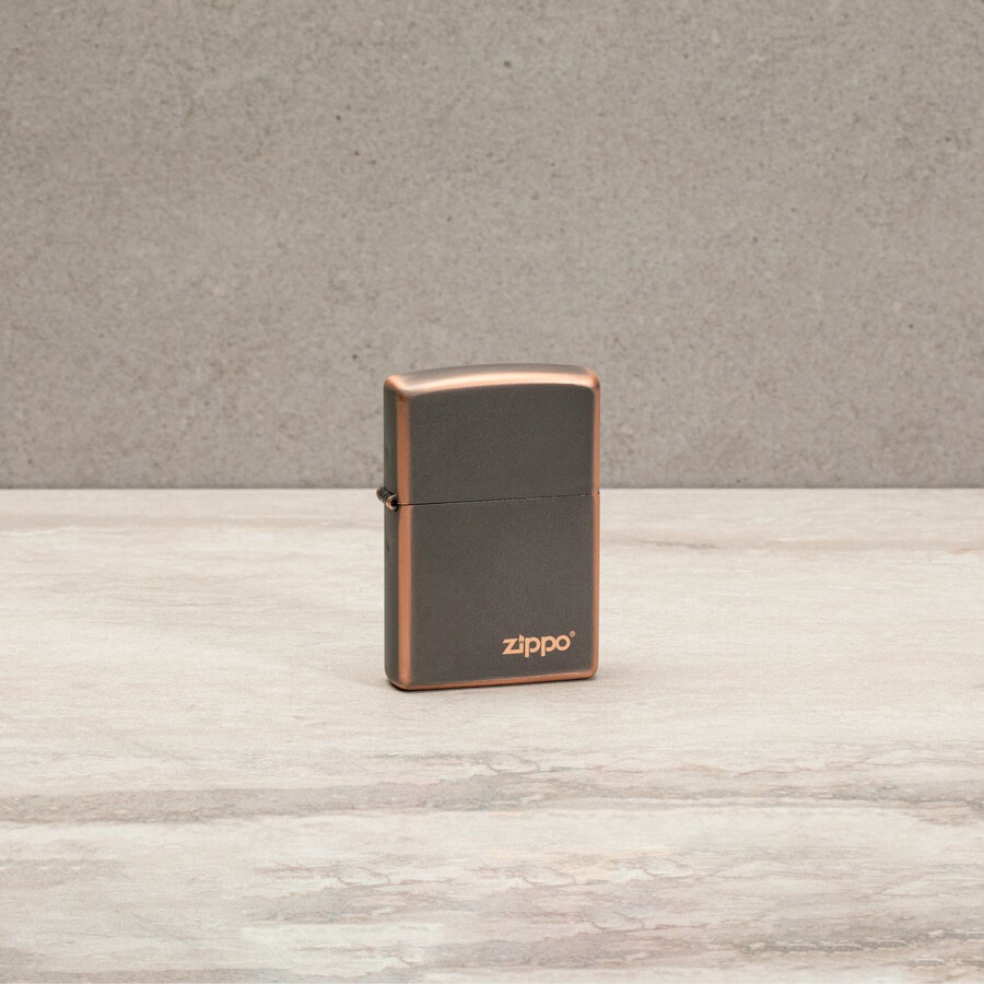 rustikales zippo-logo aus bronze