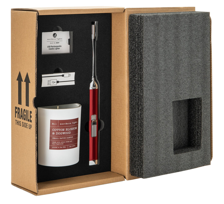 geschenkset mit wiederaufladbarem kerzenfeuerzeug in candy apple red und 8-oz-kerze in den duftrichtungen baumwollblüte und hartriegel