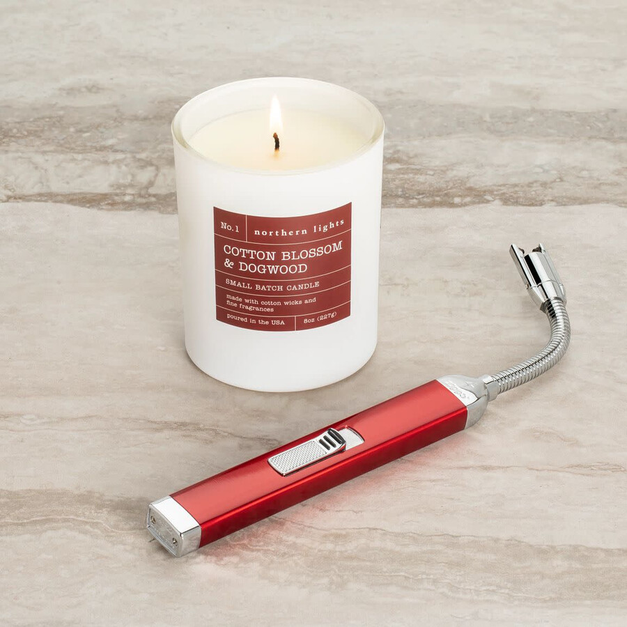 geschenkset mit wiederaufladbarem kerzenfeuerzeug in candy apple red und 8-oz-kerze in den duftrichtungen baumwollblüte und hartriegel