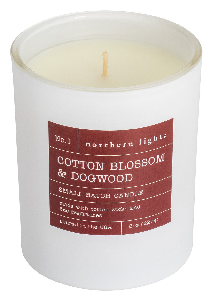 geschenkset mit wiederaufladbarem kerzenfeuerzeug in candy apple red und 8-oz-kerze in den duftrichtungen baumwollblüte und hartriegel