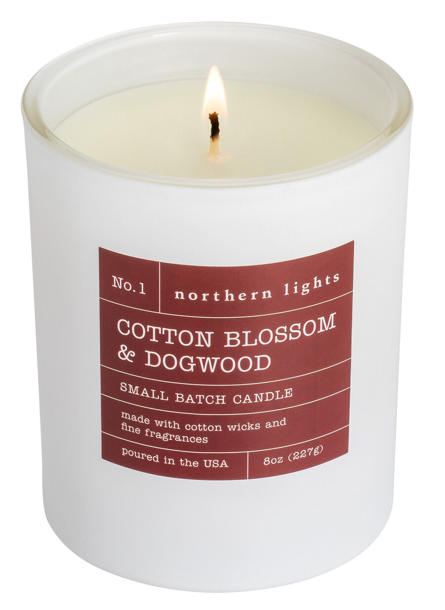 geschenkset mit wiederaufladbarem kerzenfeuerzeug in candy apple red und 8-oz-kerze in den duftrichtungen baumwollblüte und hartriegel