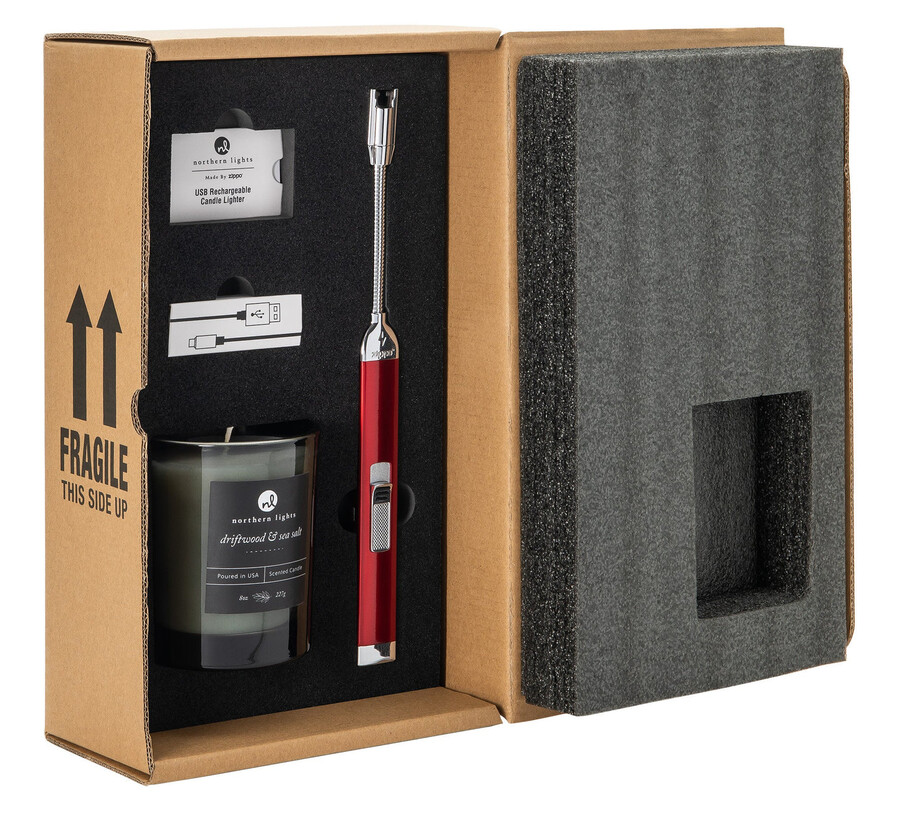 geschenkset mit wiederaufladbarem kerzenfeuerzeug in candy apple red und 8-unzen-kerze mit treibholz- und meersalz-effekt